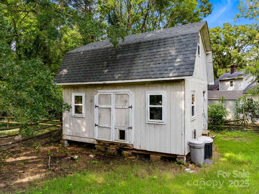 2506 Lawton Bluff Road, Charlotte, NC 28226.  MLS# CAR4293005, YatesRealty ID 33474. 