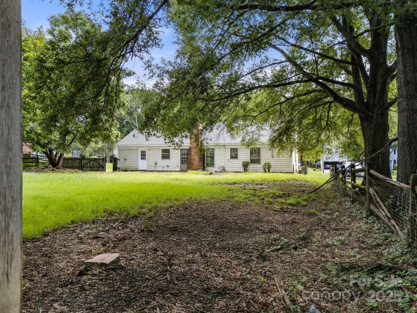 2506 Lawton Bluff Road, Charlotte, NC 28226.  MLS# CAR4293005, YatesRealty ID 33474. 