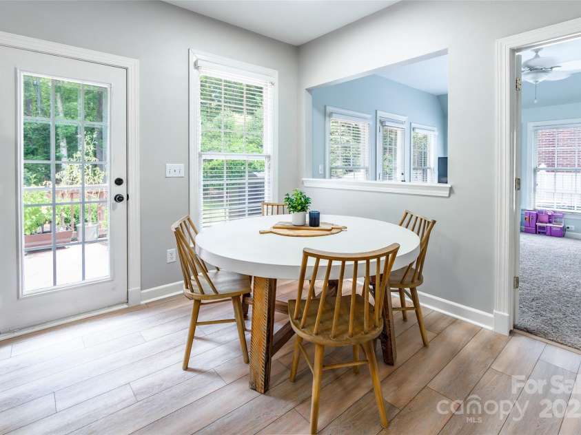 10009 Devonshire Drive, Huntersville, NC 28078.  MLS# CAR4292222, YatesRealty ID 33475. Breakfast eating area