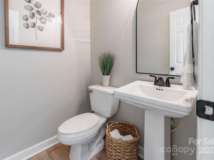 10009 Devonshire Drive, Huntersville, NC 28078.  MLS# CAR4292222, YatesRealty ID 33475. Half bath on main floor