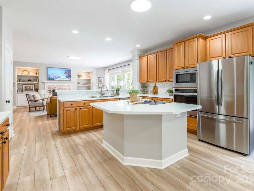 10009 Devonshire Drive, Huntersville, NC 28078.  MLS# CAR4292222, YatesRealty ID 33475. Large Kitchen