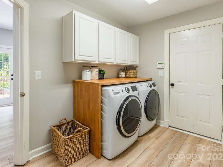 10009 Devonshire Drive, Huntersville, NC 28078.  MLS# CAR4292222, YatesRealty ID 33475. Laundry on main floor