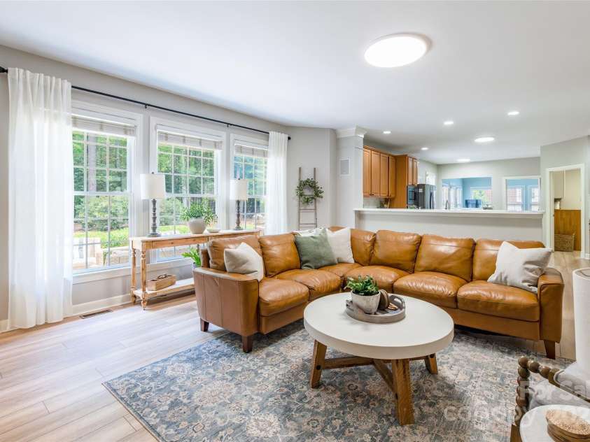10009 Devonshire Drive, Huntersville, NC 28078.  MLS# CAR4292222, YatesRealty ID 33475. Open to Kitchen