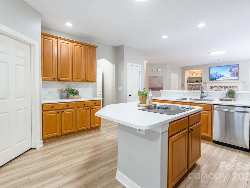 10009 Devonshire Drive, Huntersville, NC 28078.  MLS# CAR4292222, YatesRealty ID 33475. Pantry, lots of counter space