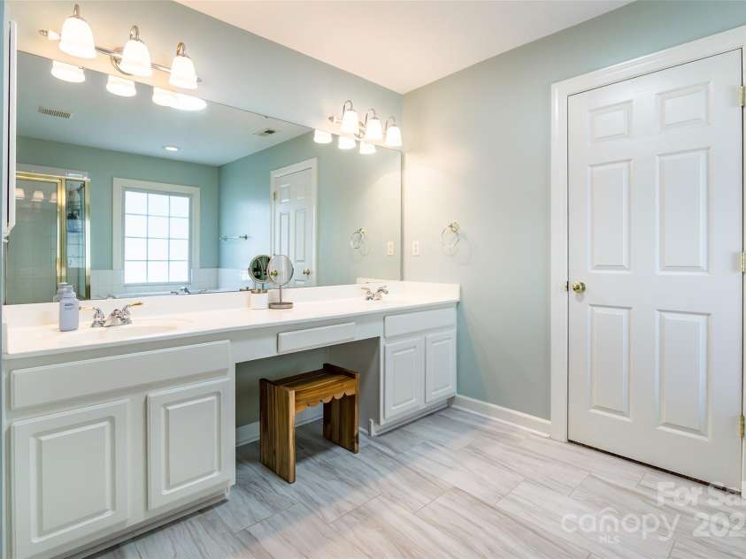 10009 Devonshire Drive, Huntersville, NC 28078.  MLS# CAR4292222, YatesRealty ID 33475. Primary Bathroom