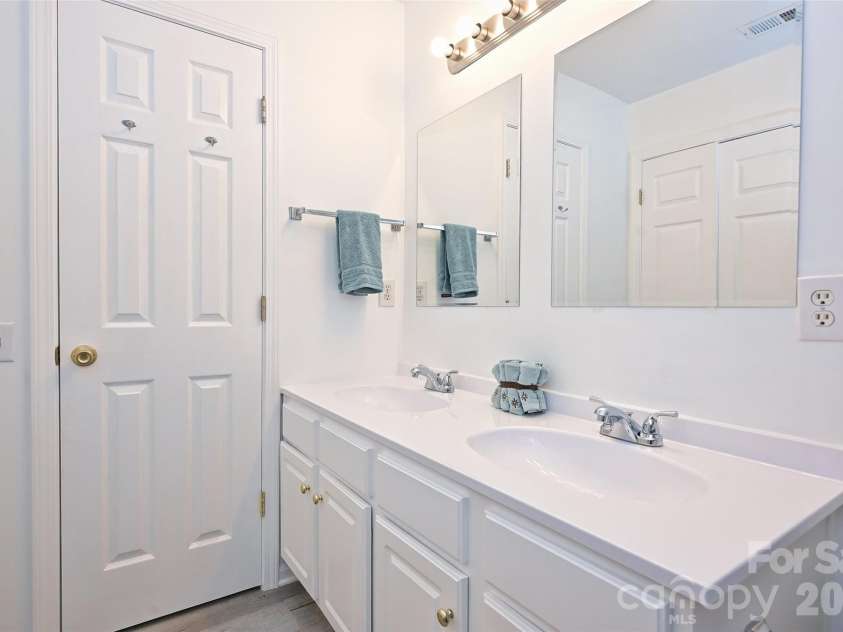 3160 Mannington Drive, Charlotte, NC 28270.  MLS# CAR4397935, YatesRealty ID 33477. 