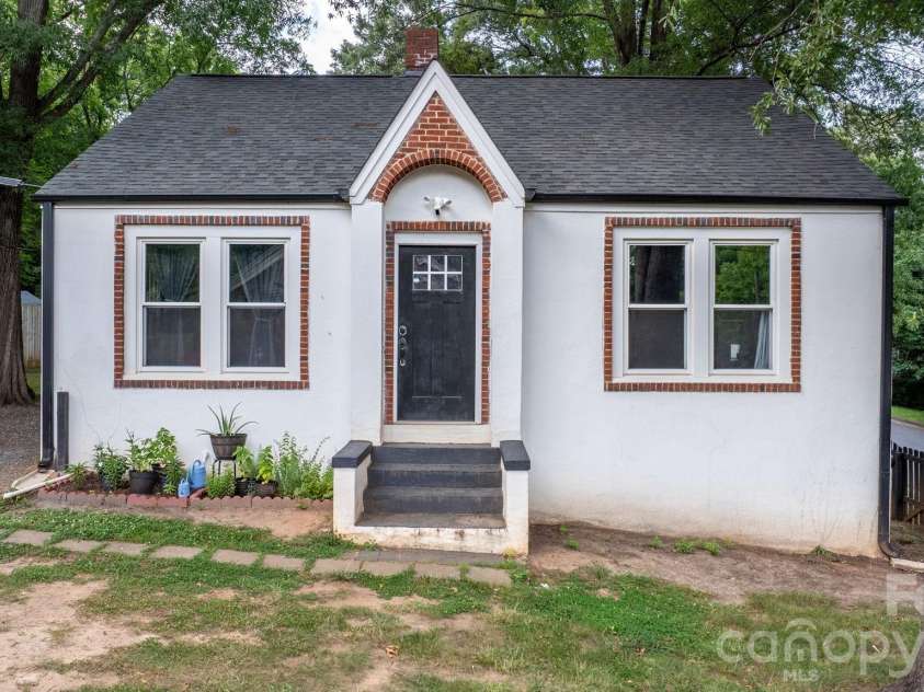 331 5th Avenue, Hickory, NC 28602.  MLS# CAR4398028, YatesRealty ID 33478. 