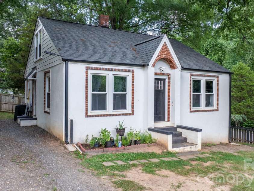 331 5th Avenue, Hickory, NC 28602.  MLS# CAR4398028, YatesRealty ID 33478. 