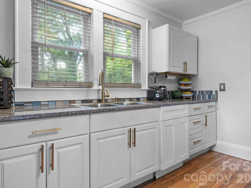 331 5th Avenue, Hickory, NC 28602.  MLS# CAR4398028, YatesRealty ID 33478. 