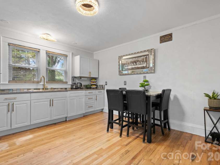 331 5th Avenue, Hickory, NC 28602.  MLS# CAR4398028, YatesRealty ID 33478. 