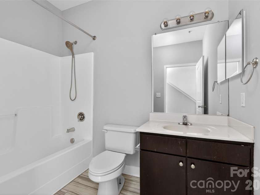 841 Seigle Point Drive, Charlotte, NC 28204.  MLS# CAR4336852, YatesRealty ID 3348. Full bathroom 1st floor