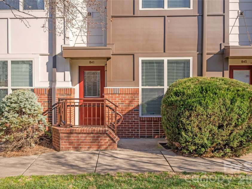 841 Seigle Point Drive, Charlotte, NC 28204.  MLS# CAR4336852, YatesRealty ID 3348. Ground floor entry