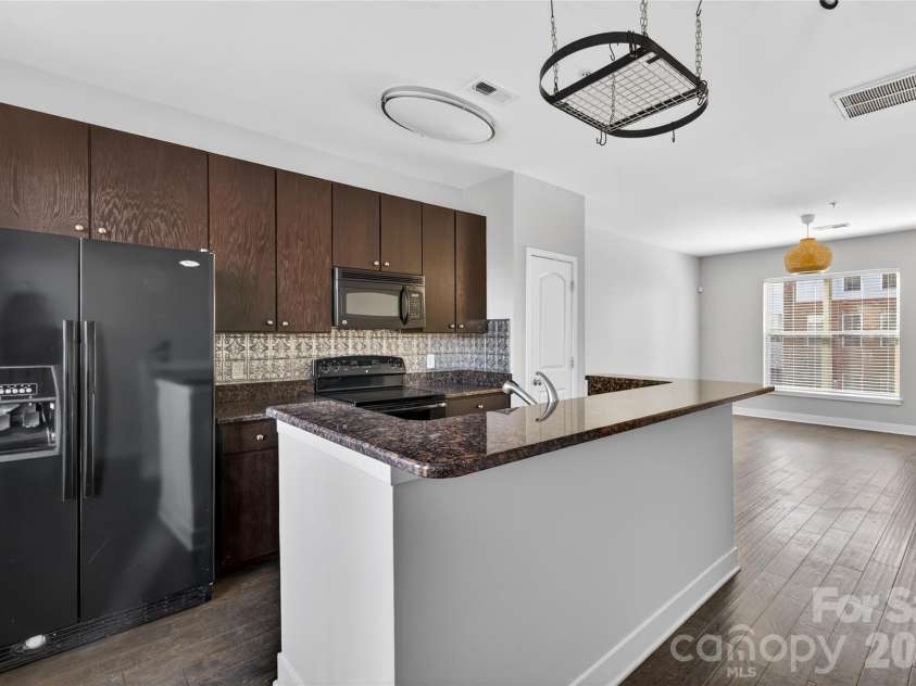 841 Seigle Point Drive, Charlotte, NC 28204.  MLS# CAR4336852, YatesRealty ID 3348. Kitchen