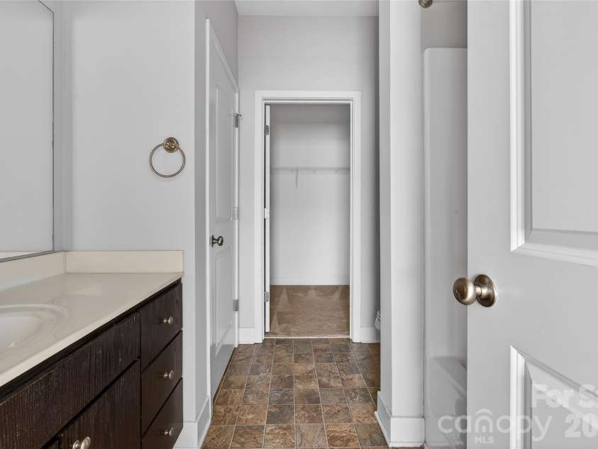 841 Seigle Point Drive, Charlotte, NC 28204.  MLS# CAR4336852, YatesRealty ID 3348. Primary Bathroom