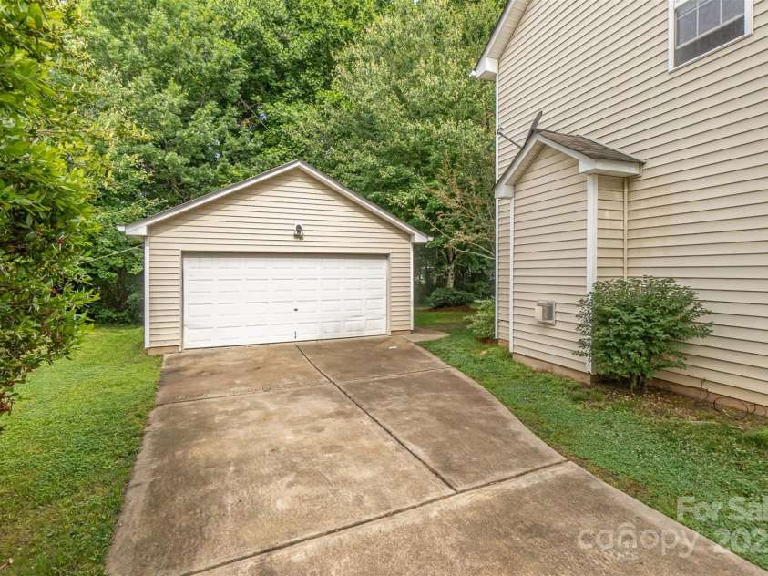 11516 Heritage Green Drive, Cornelius, NC 28031.  MLS# CAR4289684, YatesRealty ID 33480. Extra Long Driveway