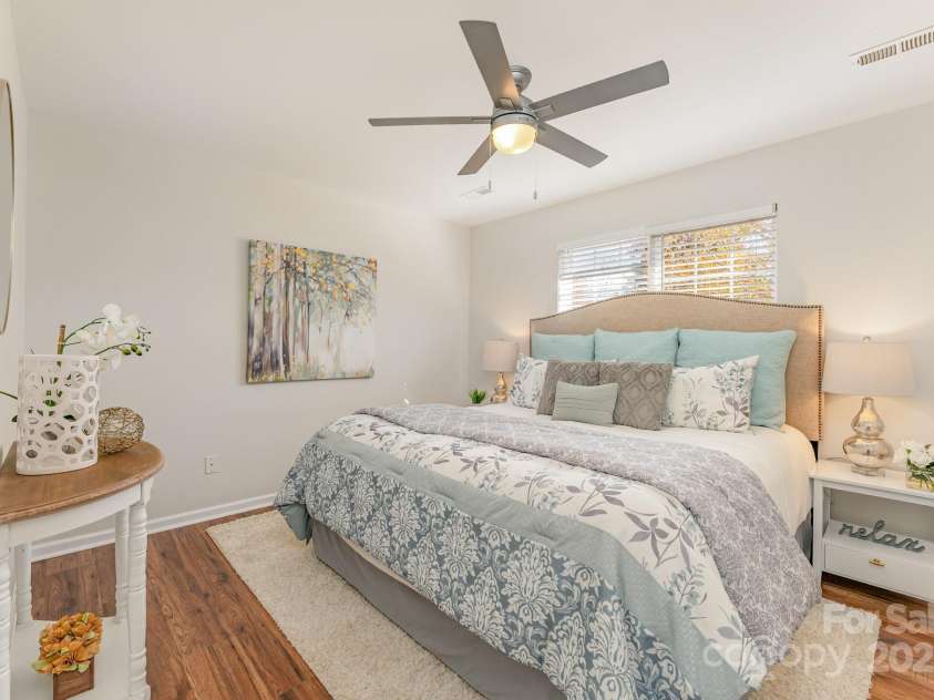 11516 Heritage Green Drive, Cornelius, NC 28031.  MLS# CAR4289684, YatesRealty ID 33480. Large Primary Suite