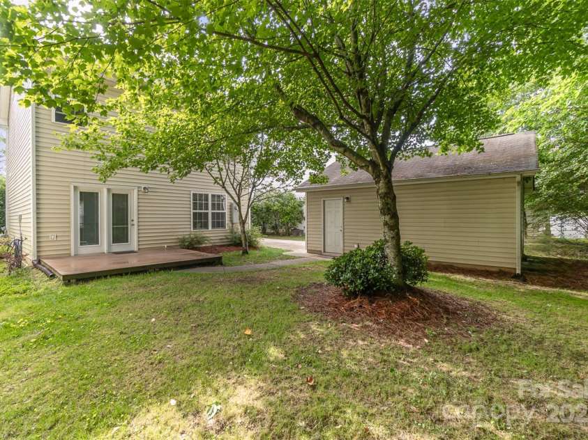 11516 Heritage Green Drive, Cornelius, NC 28031.  MLS# CAR4289684, YatesRealty ID 33480. Large Private Backyard