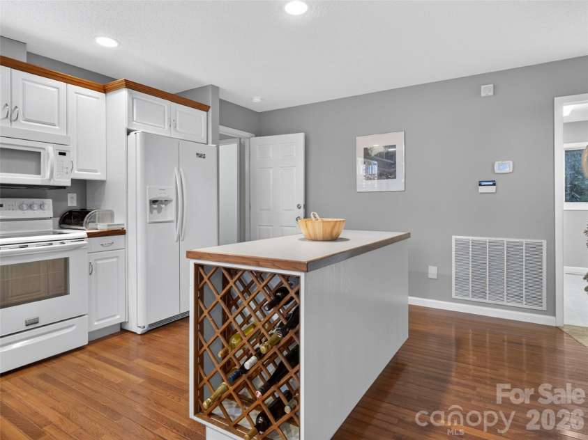 435 Allen Mountain Lane, Spruce Pine, NC 28777.  MLS# CAR4398240, YatesRealty ID 33481. 