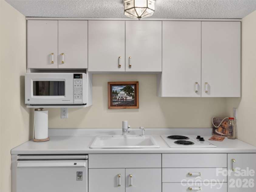 435 Allen Mountain Lane, Spruce Pine, NC 28777.  MLS# CAR4398240, YatesRealty ID 33481. 