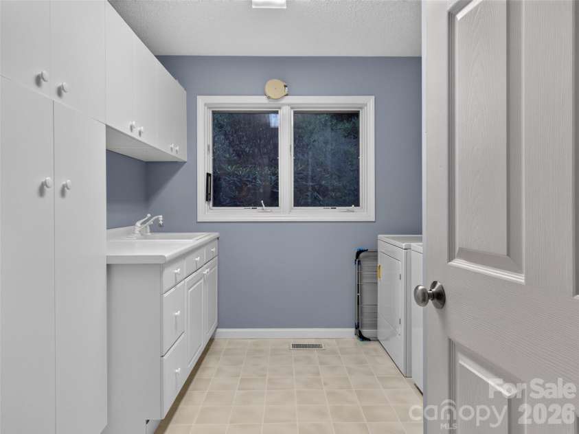 435 Allen Mountain Lane, Spruce Pine, NC 28777.  MLS# CAR4398240, YatesRealty ID 33481. 