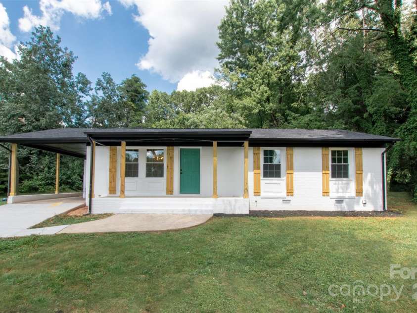 716 Pine Circle, Statesville, NC 28677.  MLS# CAR4281839, YatesRealty ID 33483. 