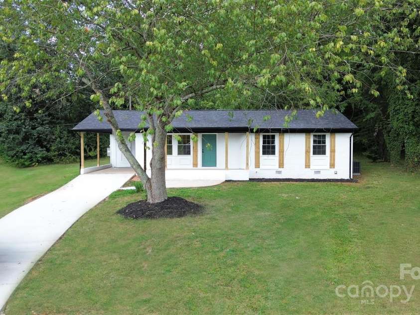 716 Pine Circle, Statesville, NC 28677.  MLS# CAR4281839, YatesRealty ID 33483. 
