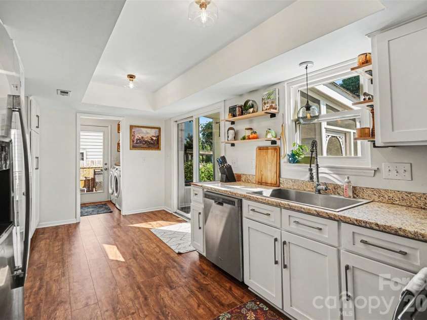 8521 Milton Morris Drive, Charlotte, NC 28227.  MLS# CAR4393903, YatesRealty ID 33485. 