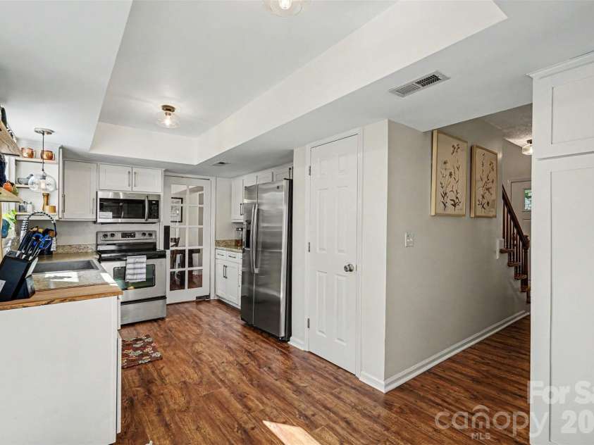 8521 Milton Morris Drive, Charlotte, NC 28227.  MLS# CAR4393903, YatesRealty ID 33485. 