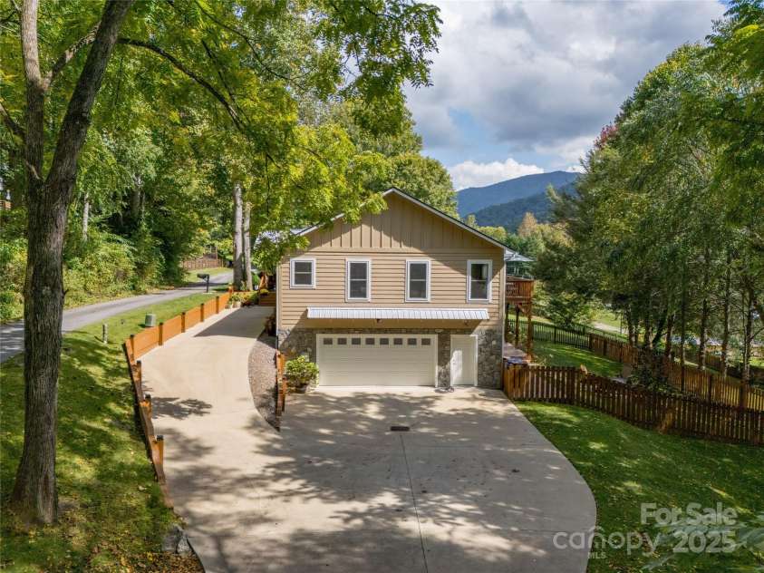 118 Rolling Lane, Maggie Valley, NC 28751.  MLS# CAR4303888, YatesRealty ID 33489. 2 car Garage with Flat parking area and turnaround