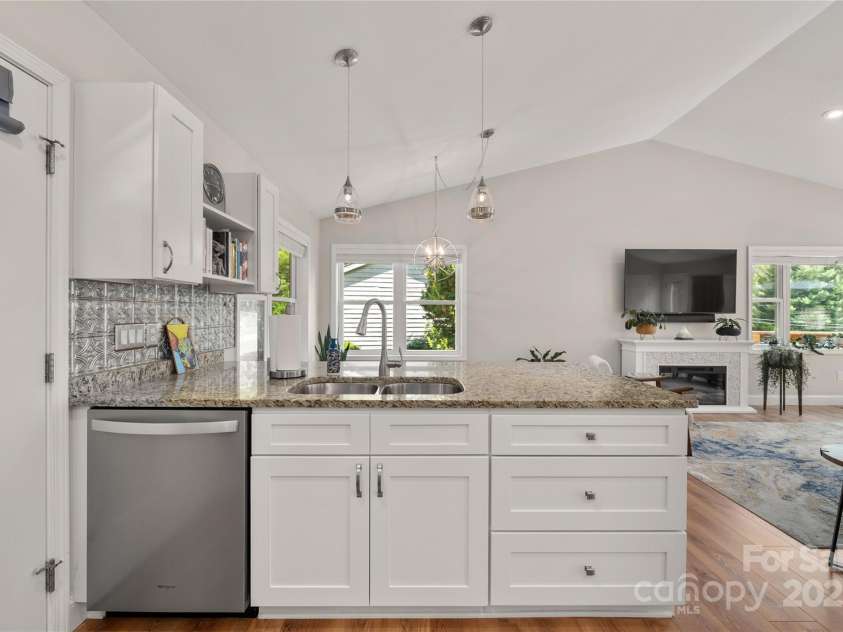 118 Rolling Lane, Maggie Valley, NC 28751.  MLS# CAR4303888, YatesRealty ID 33489. 