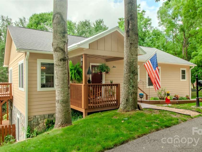 118 Rolling Lane, Maggie Valley, NC 28751.  MLS# CAR4303888, YatesRealty ID 33489. 