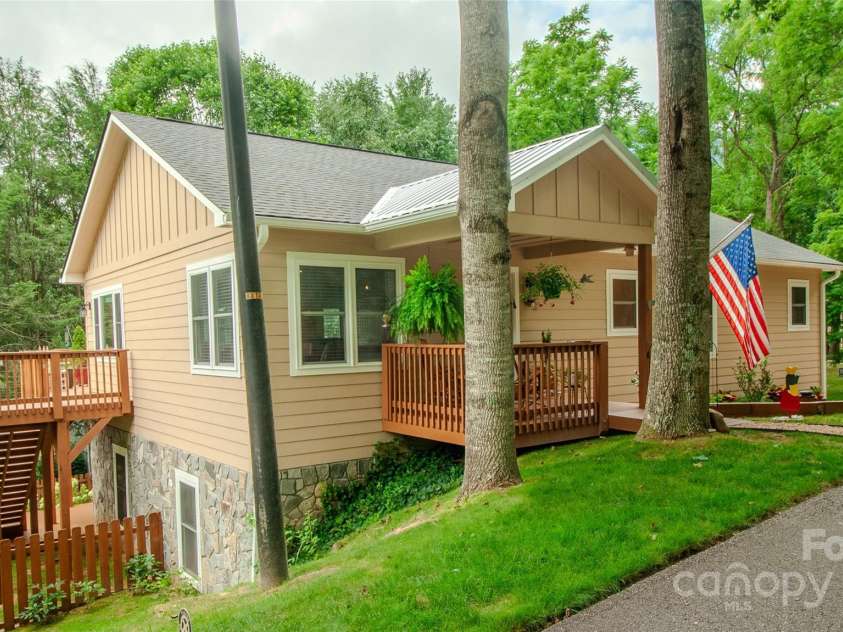 118 Rolling Lane, Maggie Valley, NC 28751.  MLS# CAR4303888, YatesRealty ID 33489. Easy access