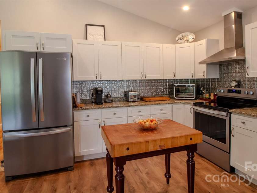 118 Rolling Lane, Maggie Valley, NC 28751.  MLS# CAR4303888, YatesRealty ID 33489. Modern kitchen with walkn in pantry