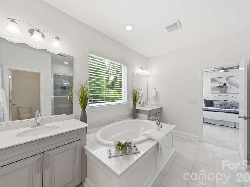 163 Monteray Oaks Circle, Fort Mill, SC 29715.  MLS# CAR4386895, YatesRealty ID 33489. Primary Bath