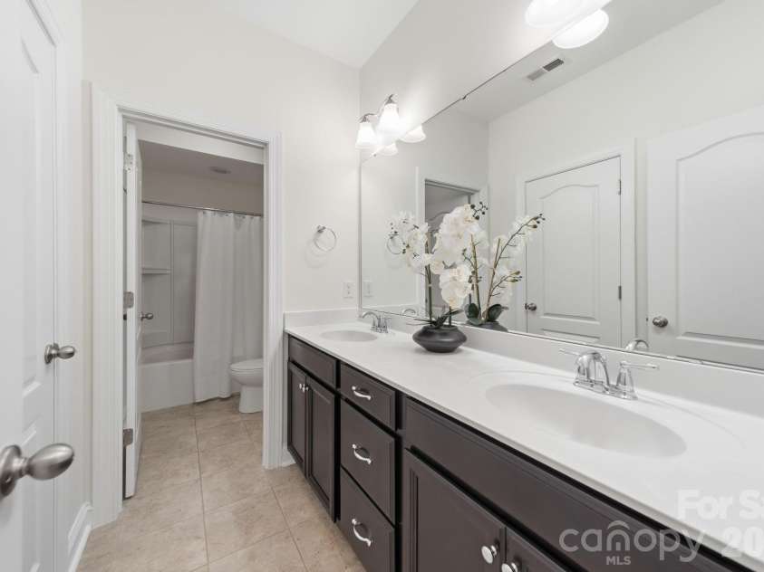 163 Monteray Oaks Circle, Fort Mill, SC 29715.  MLS# CAR4386895, YatesRealty ID 33489. Upstairs Hall Bath
