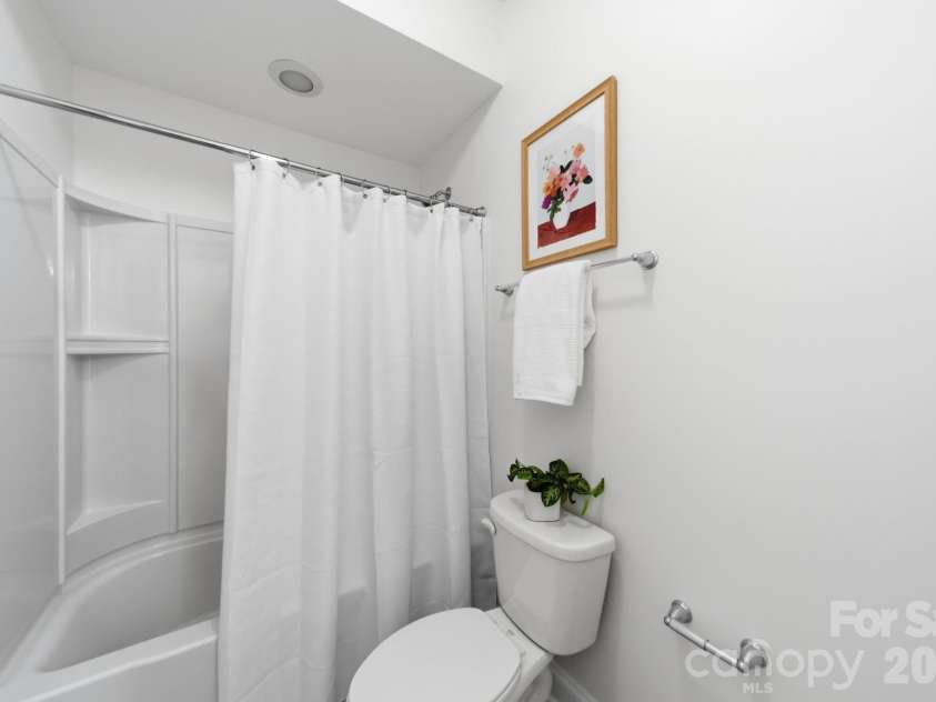 163 Monteray Oaks Circle, Fort Mill, SC 29715.  MLS# CAR4386895, YatesRealty ID 33489. Upstairs Hall Bath