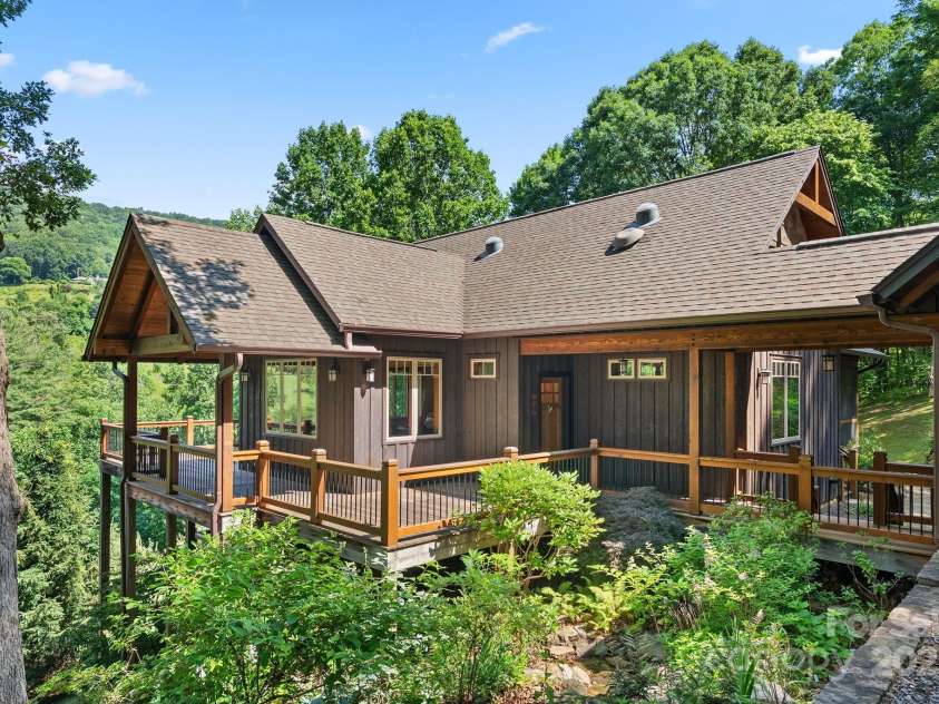 147 Brantley Branch Lane, Waynesville, NC 28786.  MLS# CAR4275100, YatesRealty ID 3349. A stunning custom-built 3BR/3ba Arts and Crafts home