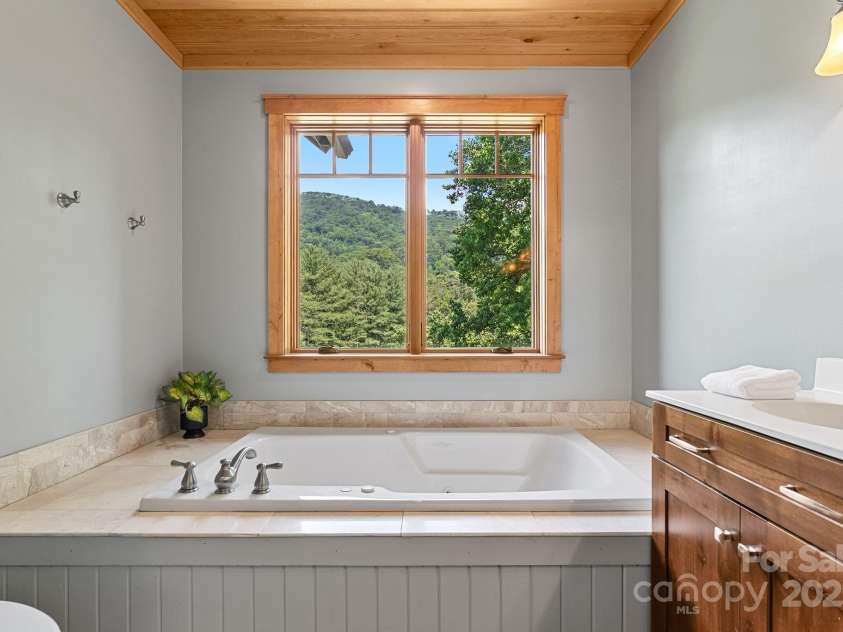 147 Brantley Branch Lane, Waynesville, NC 28786.  MLS# CAR4275100, YatesRealty ID 3349. Jetted tub