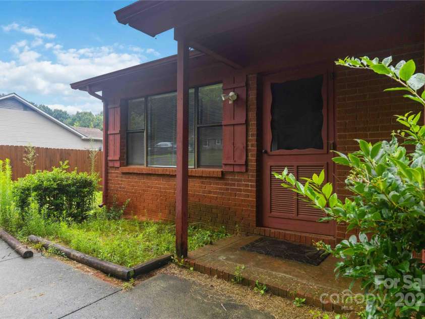 8428 Clear Meadow Lane, Charlotte, NC 28227.  MLS# CAR4290678, YatesRealty ID 33492. 