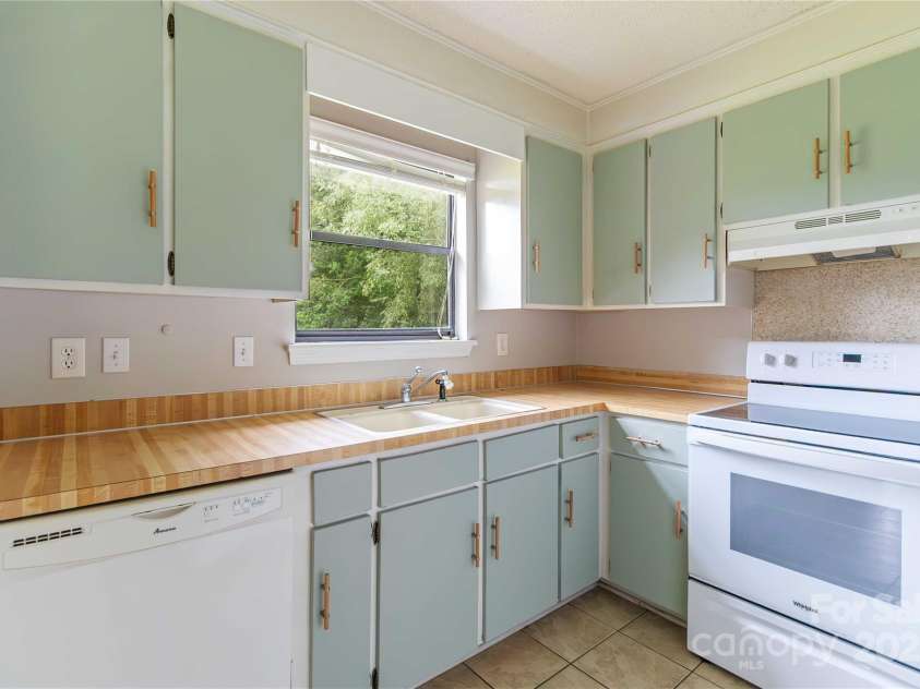 8428 Clear Meadow Lane, Charlotte, NC 28227.  MLS# CAR4290678, YatesRealty ID 33492. 