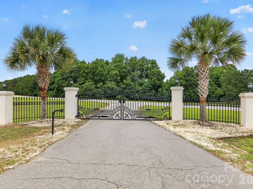 450 Bull Swamp Road, St. Matthews, SC 29135.  MLS# CAR4390532, YatesRealty ID 33494. 