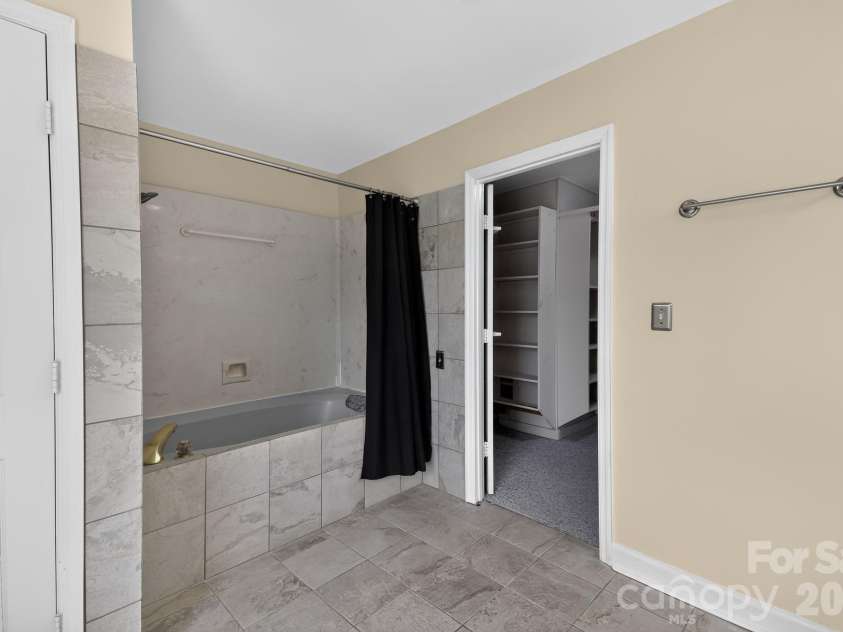450 Bull Swamp Road, St. Matthews, SC 29135.  MLS# CAR4390532, YatesRealty ID 33494. 