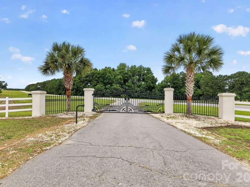 450 Bull Swamp Road, St. Matthews, SC 29135.  MLS# CAR4390532, YatesRealty ID 33494. 