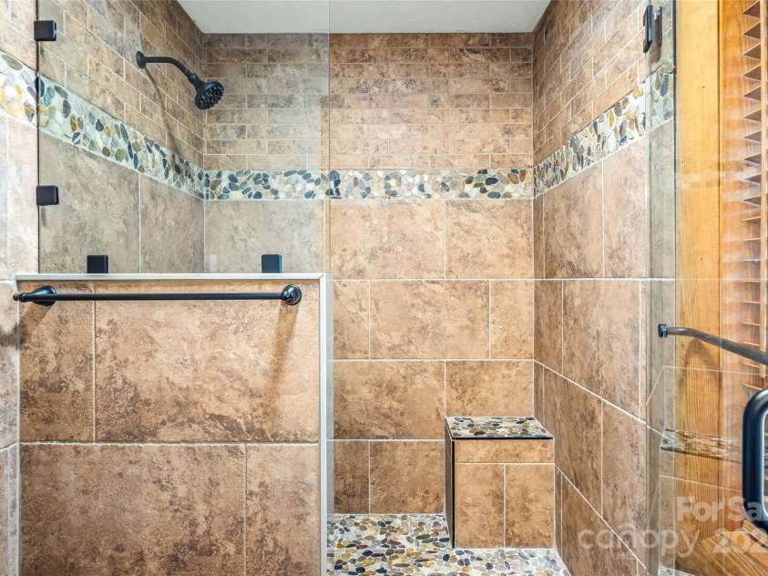 82 Running Ridge Road, Asheville, NC 28804.  MLS# CAR4294113, YatesRealty ID 33495. Primary Main Level Shower