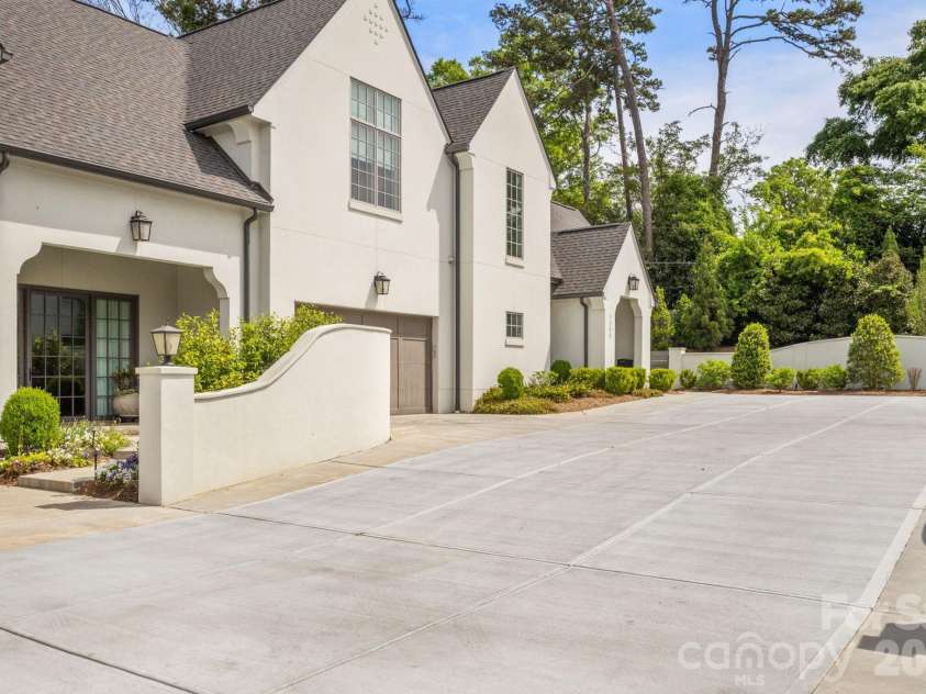 1355 Kings Drive, Charlotte, NC 28207.  MLS# CAR4391517, YatesRealty ID 33496. 