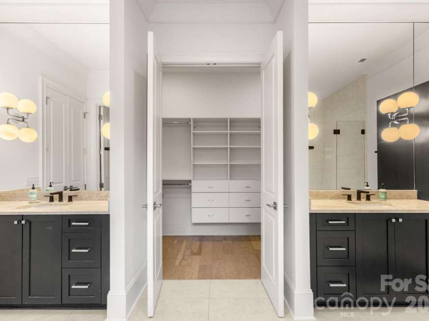 1355 Kings Drive, Charlotte, NC 28207.  MLS# CAR4391517, YatesRealty ID 33496. 