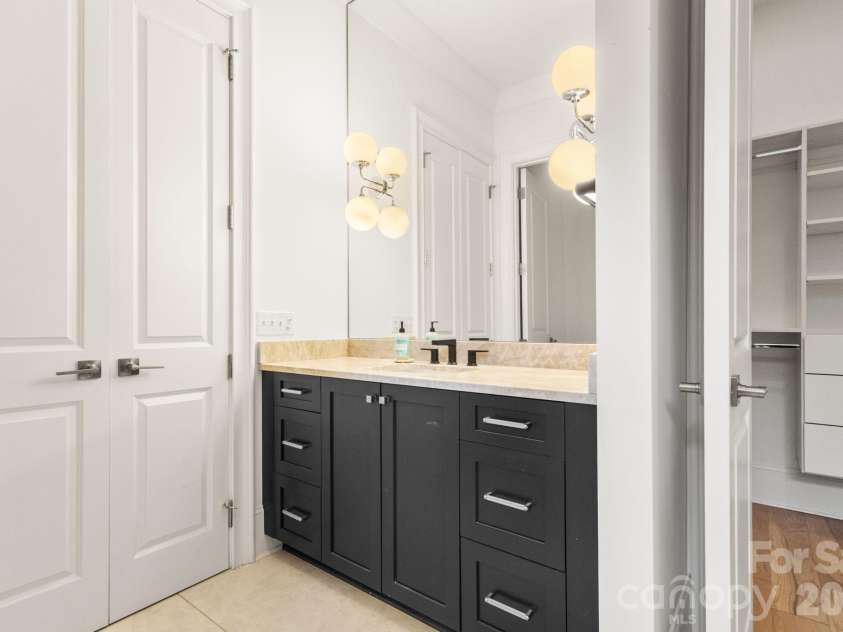 1355 Kings Drive, Charlotte, NC 28207.  MLS# CAR4391517, YatesRealty ID 33496. 
