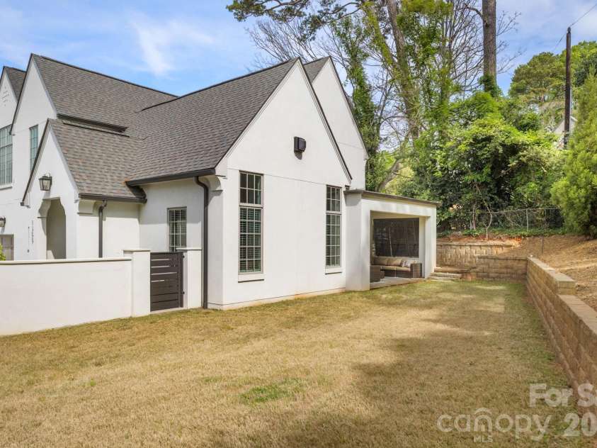 1355 Kings Drive, Charlotte, NC 28207.  MLS# CAR4391517, YatesRealty ID 33496. Spacious and Private back yard!