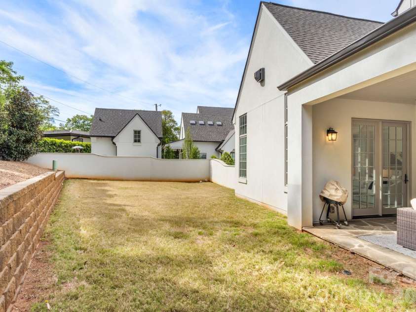 1355 Kings Drive, Charlotte, NC 28207.  MLS# CAR4391517, YatesRealty ID 33496. Spacious back yard and covered porch.