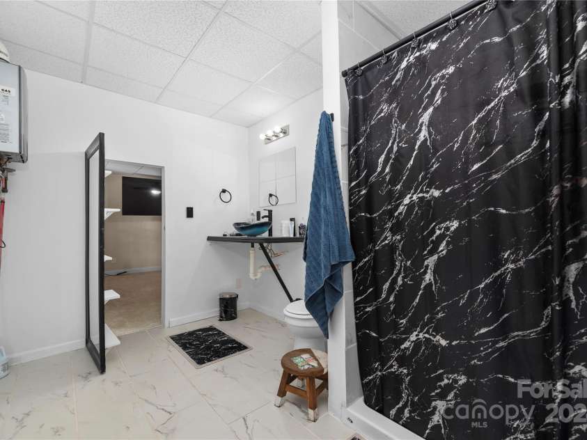 1350 Kensington Circle, Newton, NC 28658.  MLS# CAR4207985, YatesRealty ID 335. Bathroom 4